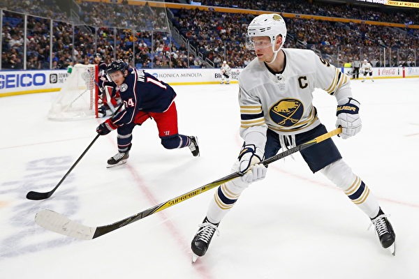 速度与激情！东契奇圣诞大战极限回防，飞身大帽阿门汤普森，全场沸腾！